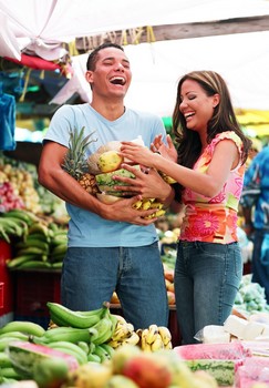 couple_in_food_market